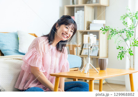 ネット配信をする女性 129968802