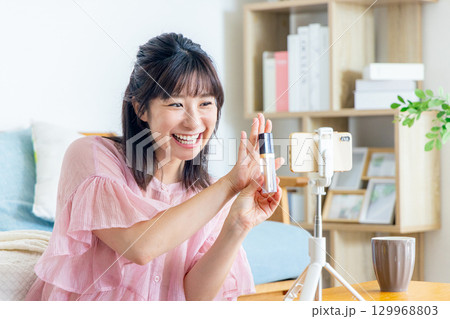 ネット配信をする女性 129968803