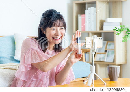 ネット配信をする女性 129968804