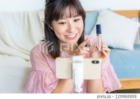 ネット配信をする女性 129968809