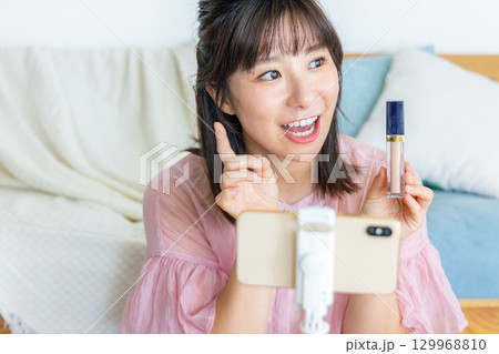 ネット配信をする女性 129968810