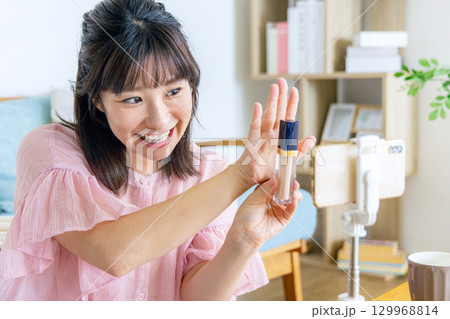 ネット配信をする女性 129968814