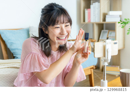 ネット配信をする女性 129968815