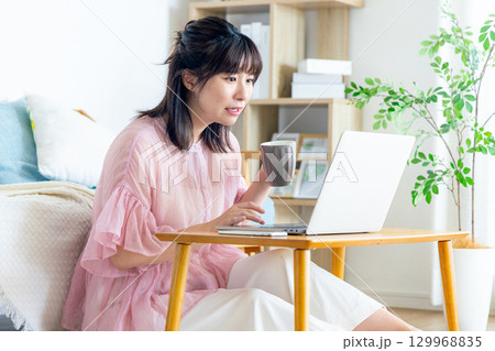 リビングでパソコンを使う女性 129968835