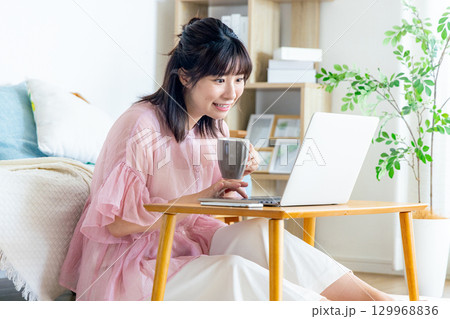 リビングでパソコンを使う女性 129968836