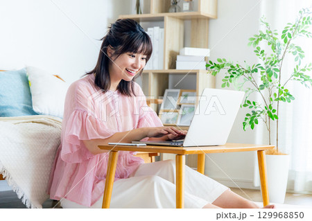 家でパソコンを使う女性 129968850