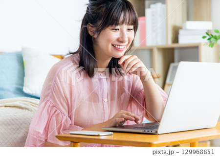 家でパソコンを使う女性 129968851