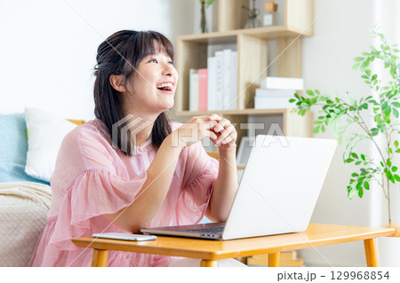 家でパソコンを使う女性 129968854