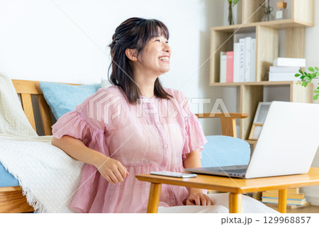 家でパソコンを使う女性 家でパソコンを使う女性 129968857