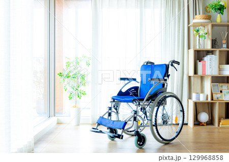 室内　窓際　車椅子 129968858