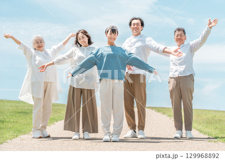 道のある丘で深呼吸する幸せな家族,ファミリー,親子,三世代家族 道のある丘で深呼吸する幸せな家族,ファミリー,親子,三世代家族 129968892