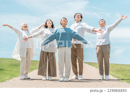 道のある丘で深呼吸する幸せな家族,ファミリー,親子,三世代家族 129968893