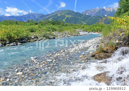 夏の白馬　渓流と北アルプス 129968912
