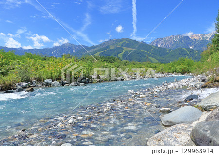 夏の白馬　渓流と北アルプス 129968914