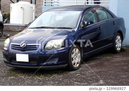 駐車場に停めた車(トヨタ・アベンシス  2代目） 129968927