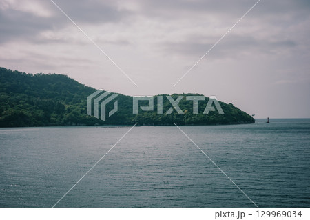 曇り空の下の静かな海 129969034
