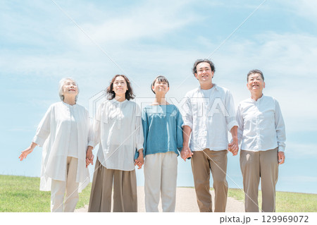 道のある丘にいる幸せな家族,ファミリー,親子,三世代家族 129969072