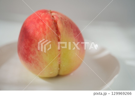 山梨県産のまるごとジューシー大きなもも（洗った後：鮮やかで濃い色） 129969266