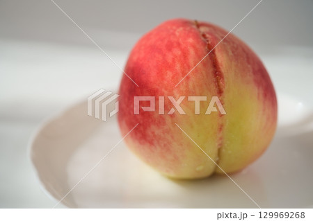 山梨県産のまるごとジューシー大きなもも（洗った後：鮮やかで濃い色） 129969268