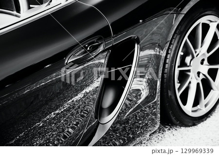 ピカピカの黒いスポーツカーのサイドインテーク 129969339
