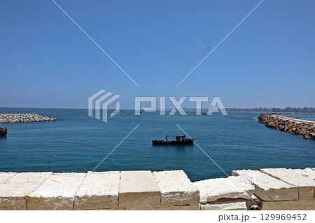 溶け込んでしまいそうな青空に漁船 129969452