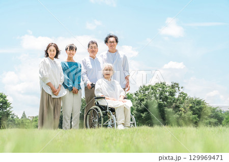 公園にいる三世代ファミリー,三世代家族（お見舞い,医療保険,生命保険） 129969471