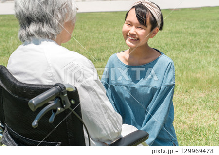 高齢者,シニア女性,おばあちゃんとふれあう孫,娘,子供 129969478