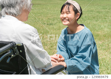 高齢者,シニア女性,おばあちゃんとふれあう孫,娘,子供 129969479