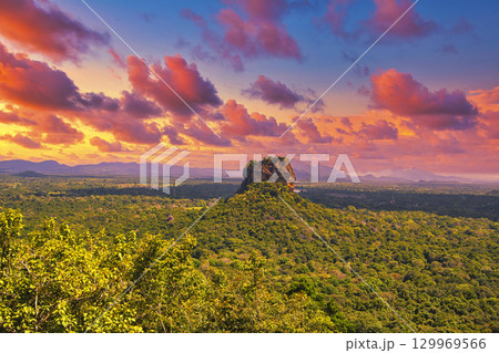 ピドゥランガラロックから見たシギーリヤロックの夕景 129969566