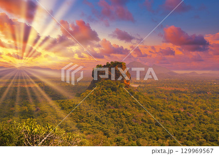 ピドゥランガラロックから見たシギーリヤロックの夕景 129969567