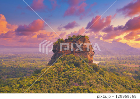 ピドゥランガラロックから見たシギーリヤロックの夕景 129969569
