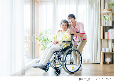 介護施設で働く若いヘルパー 129969607