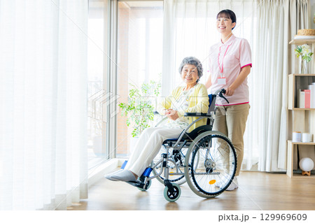 介護施設で働く若いヘルパー 129969609