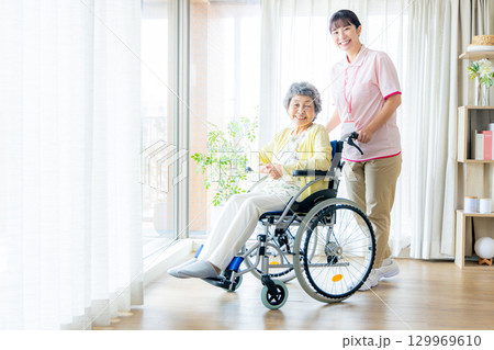 介護施設で働く若いヘルパー 129969610