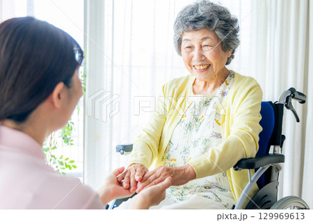 介護施設で働く若いヘルパー 129969613