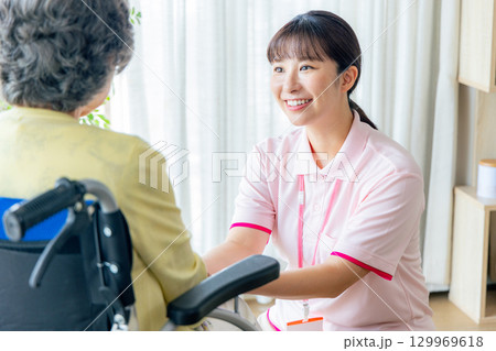 介護施設で働く若いヘルパー 129969618
