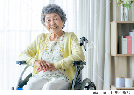 車椅子に乗るシニア女性 129969627