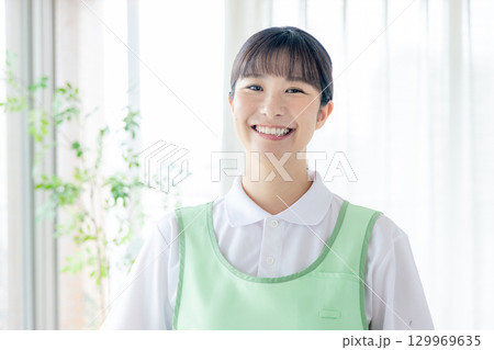 エプロンをした若い女性 エプロンをした若い女性 129969635
