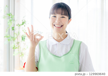 エプロンをした若い女性 129969640