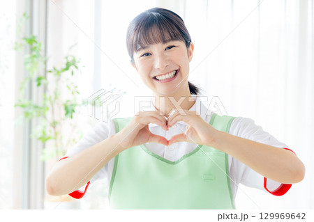 エプロンをした若い女性 129969642