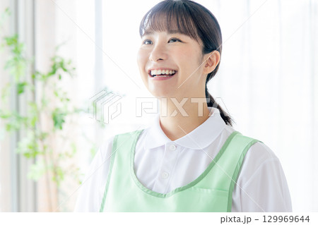 エプロンをした若い女性 129969644