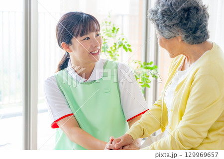 介護士とおばあちゃん 129969657