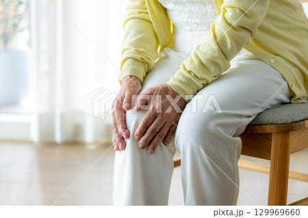 膝が痛いシニア女性 膝が痛いシニア女性 129969660