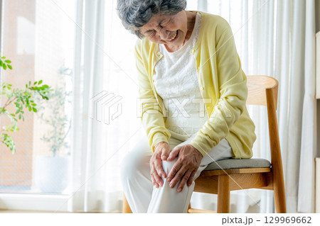 膝が痛いシニア女性 129969662