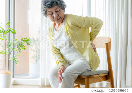 腰が痛いシニア女性 腰が痛いシニア女性 129969663