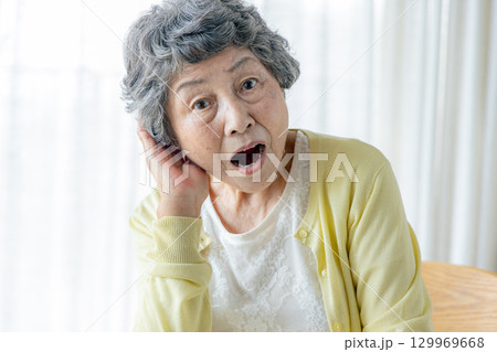 頭痛に苦しむシニア女性 129969668