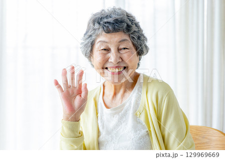手を振るシニア女性 手を振るシニア女性 129969669