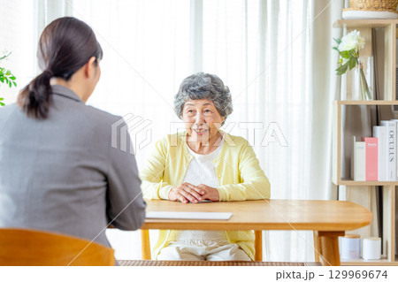 営業マンと話をするシニア女性 129969674