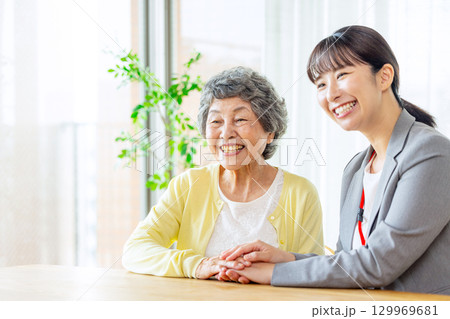 営業マンと話をするシニア女性 営業マンと話をするシニア女性 129969681