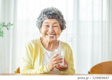 水を飲むシニア女性 129969687